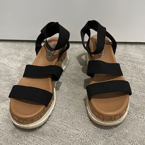 STEVE MADDEN platform black and tan and white sandals